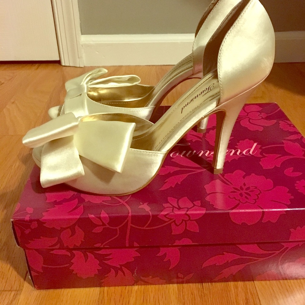Lulu Townsend open-toe heels in ivory
